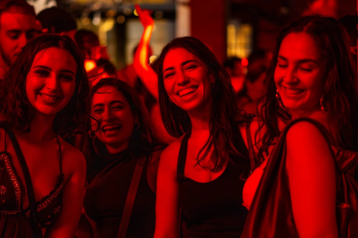 Des amis sur le dancefloor.