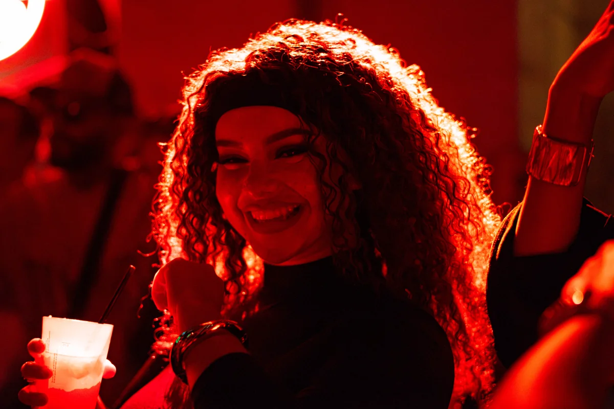 Un sourire dans la lumière.