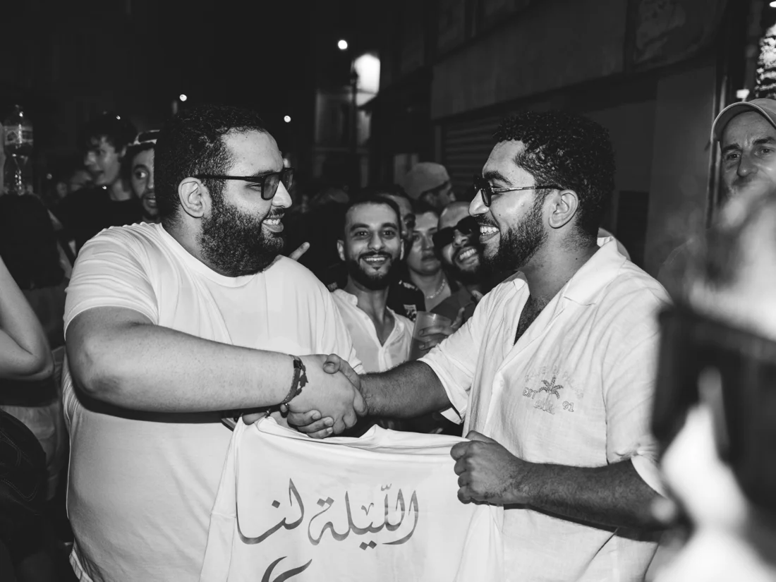 Un moment de complicité entre amis pendant une soirée ATLAAS